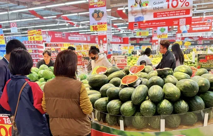 消费者在超市选购水果。